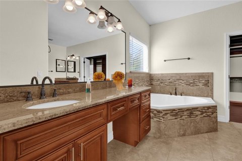 House in Orlando, Florida 5 bedrooms, 415.64 sq.m. № 1866101 - photo 23