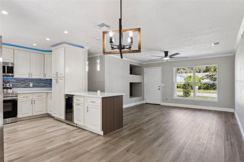 House in Longwood, Florida 3 bedrooms, 102.84 sq.m. № 2430590 - photo 14