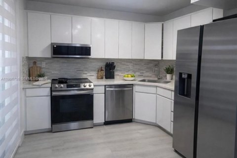 Кондоминиум с 2 спальнями в Майами, Флорида № 2044929