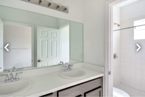 Townhouse in Lauderdale Lakes, Florida 3 bedrooms, 148.27 sq.m. № 1935122 - photo 6