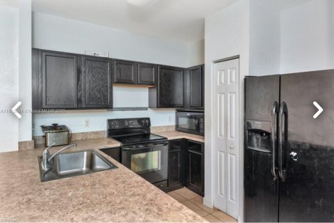 Townhouse in Lauderdale Lakes, Florida 3 bedrooms, 148.27 sq.m. № 1935122 - photo 3