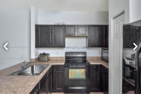 Townhouse in Lauderdale Lakes, Florida 3 bedrooms, 148.27 sq.m. № 1935122 - photo 4