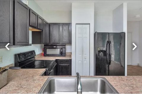 Townhouse in Lauderdale Lakes, Florida 3 bedrooms, 148.27 sq.m. № 1935122 - photo 1