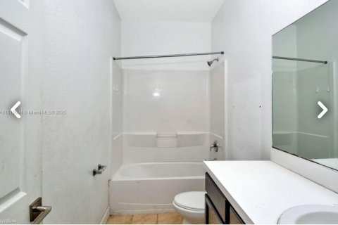 Townhouse in Lauderdale Lakes, Florida 3 bedrooms, 148.27 sq.m. № 1935122 - photo 8