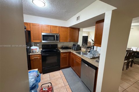 Condo in Doral, Florida, 3 bedrooms  № 2002171 - photo 12