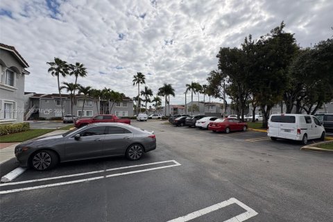 Condominio en alquiler en Doral, Florida, 3 dormitorios, 104.05 m2 № 2002171 - foto 19