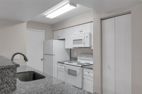 Condo in Kissimmee, Florida, 2 bedrooms  № 2197454 - photo 11