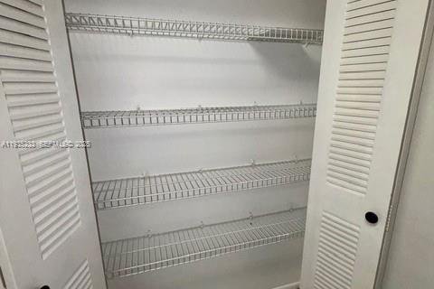 Снять в аренду таунхаус в Майами, Флорида 2 спальни, 104.42м2, № 1993393 - фото 8