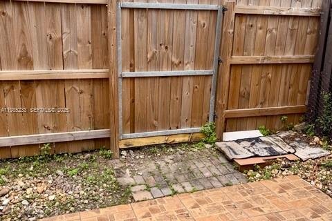 Снять в аренду таунхаус в Майами, Флорида 2 спальни, 104.42м2, № 1993393 - фото 19