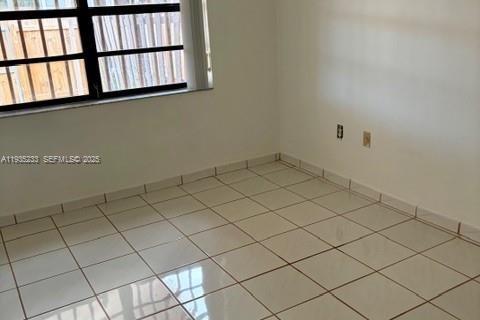 Снять в аренду таунхаус в Майами, Флорида 2 спальни, 104.42м2, № 1993393 - фото 11