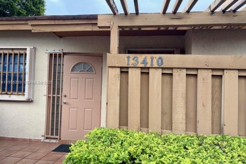 Снять в аренду таунхаус в Майами, Флорида 2 спальни, 104.42м2, № 1993393 - фото 2