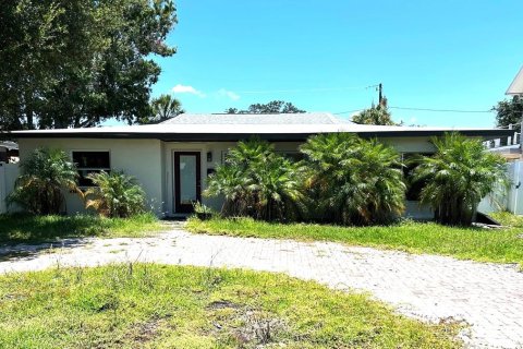 House in Saint Petersburg, Florida 4 bedrooms, 189.61 sq.m. № 1801276 - photo 1