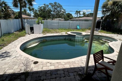 House in Saint Petersburg, Florida 4 bedrooms, 189.61 sq.m. № 1801276 - photo 5