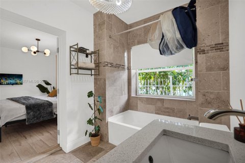Casa en venta en Miami, Florida, 6 dormitorios, 187.57 m2 № 2000361 - foto 21