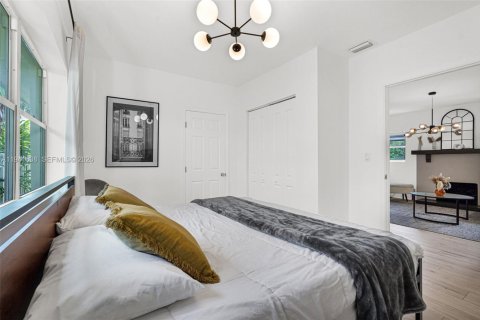 Casa en venta en Miami, Florida, 6 dormitorios, 187.57 m2 № 2000361 - foto 15