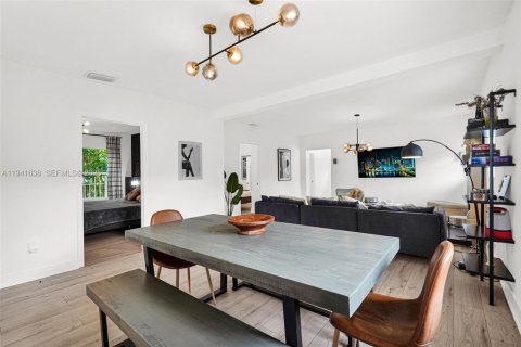 Casa en venta en Miami, Florida, 6 dormitorios, 187.57 m2 № 2000361 - foto 27