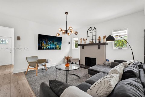 Casa en venta en Miami, Florida, 6 dormitorios, 187.57 m2 № 2000361 - foto 8