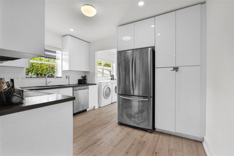 Casa en venta en Miami, Florida, 6 dormitorios, 187.57 m2 № 2000361 - foto 28