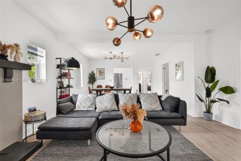 Casa en venta en Miami, Florida, 6 dormitorios, 187.57 m2 № 2000361 - foto 12