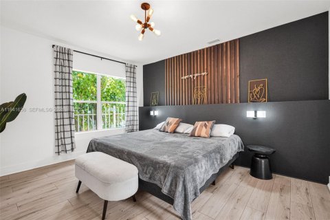 Casa en venta en Miami, Florida, 6 dormitorios, 187.57 m2 № 2000361 - foto 23
