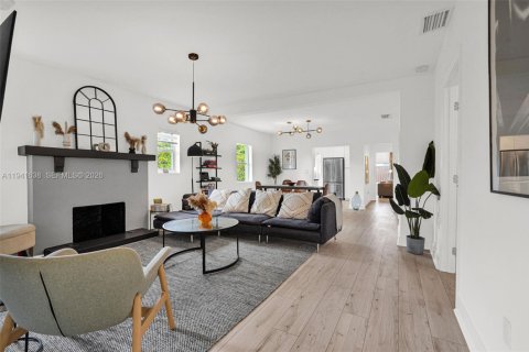 Casa en venta en Miami, Florida, 6 dormitorios, 187.57 m2 № 2000361 - foto 5