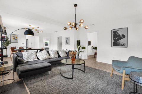 Casa en venta en Miami, Florida, 6 dormitorios, 187.57 m2 № 2000361 - foto 10