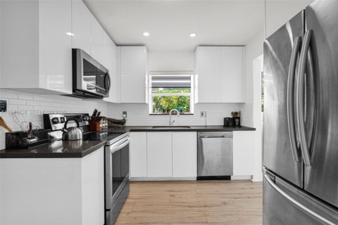 Casa en venta en Miami, Florida, 6 dormitorios, 187.57 m2 № 2000361 - foto 29