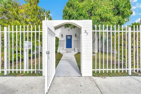 Casa en venta en Miami, Florida, 6 dormitorios, 187.57 m2 № 2000361 - foto 2