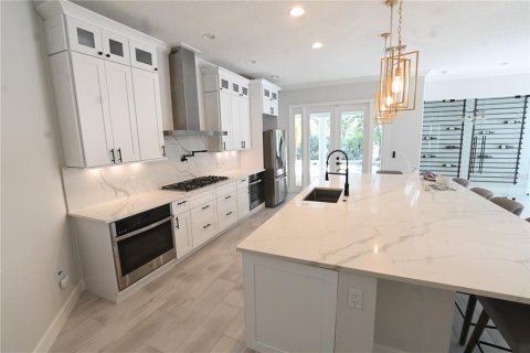 House in Windermere, Florida 4 bedrooms, 297.29 sq.m. № 2227398 - photo 3