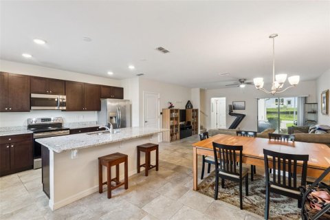 Townhouse in Winter Garden, Florida 3 bedrooms, 145.67 sq.m. № 2211351 - photo 9