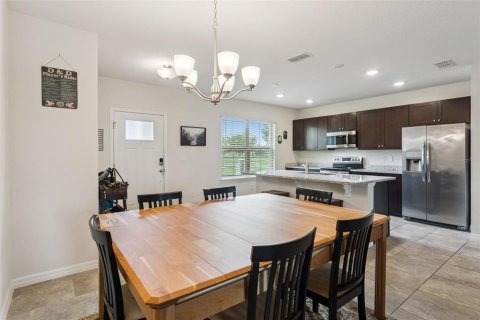 Townhouse in Winter Garden, Florida 3 bedrooms, 145.67 sq.m. № 2211351 - photo 15