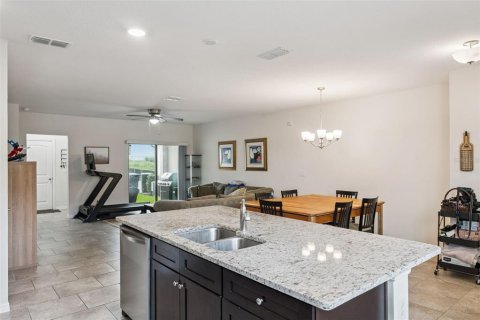 Townhouse in Winter Garden, Florida 3 bedrooms, 145.67 sq.m. № 2211351 - photo 14