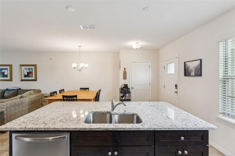 Townhouse in Winter Garden, Florida 3 bedrooms, 145.67 sq.m. № 2211351 - photo 13
