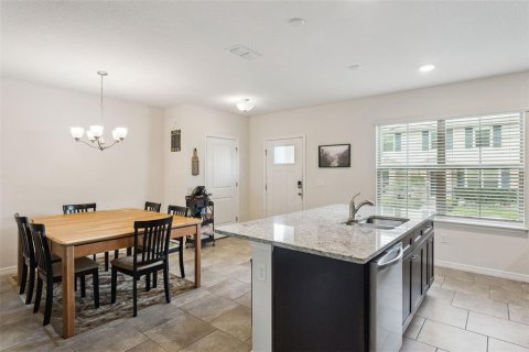 Townhouse in Winter Garden, Florida 3 bedrooms, 145.67 sq.m. № 2211351 - photo 16
