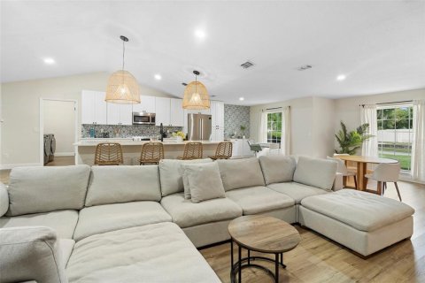 House in Orlando, Florida 4 bedrooms, 180.97 sq.m. № 1894436 - photo 17
