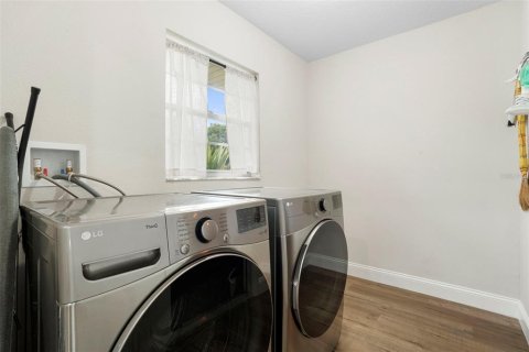 House in Orlando, Florida 4 bedrooms, 180.97 sq.m. № 1894436 - photo 24
