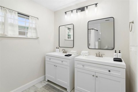 House in Orlando, Florida 4 bedrooms, 180.97 sq.m. № 1894436 - photo 29