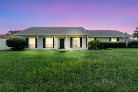 House in Orlando, Florida 4 bedrooms, 180.97 sq.m. № 1894436 - photo 1