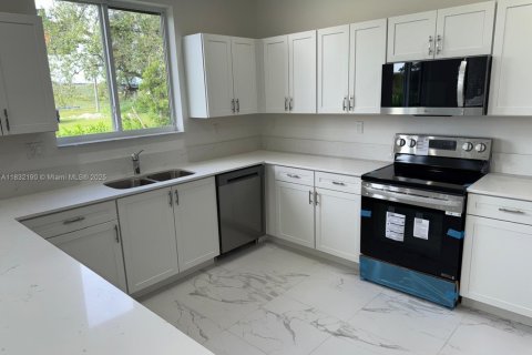 Купить виллу или дом в Хомстед, Флорида 4 спальни, 203.36м2, № 1977581 - фото 7