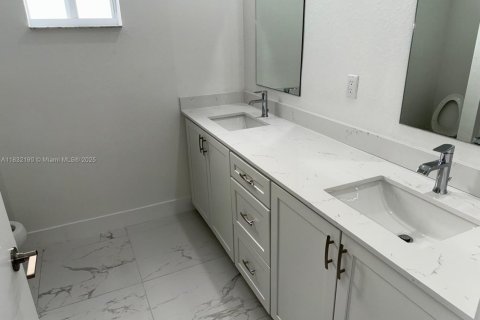 Купить виллу или дом в Хомстед, Флорида 4 спальни, 203.36м2, № 1977581 - фото 16