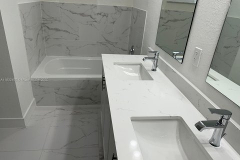 Купить виллу или дом в Хомстед, Флорида 4 спальни, 203.36м2, № 1977581 - фото 11