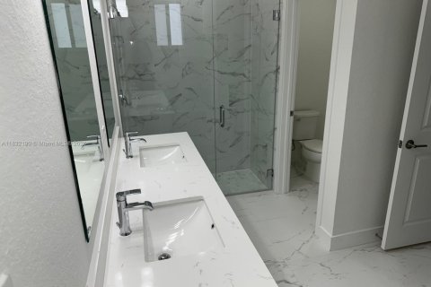 Купить виллу или дом в Хомстед, Флорида 4 спальни, 203.36м2, № 1977581 - фото 12