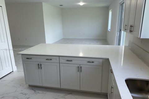 Купить виллу или дом в Хомстед, Флорида 4 спальни, 203.36м2, № 1977581 - фото 8