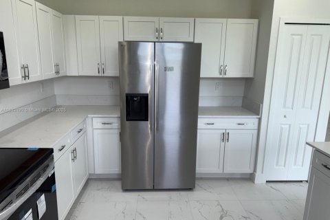 Купить виллу или дом в Хомстед, Флорида 4 спальни, 203.36м2, № 1977581 - фото 9