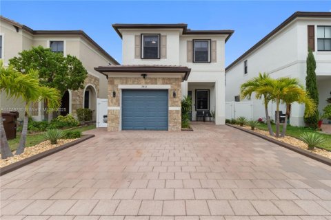 House in Hialeah, Florida 4 bedrooms, 184.88 sq.m. № 1699206 - photo 1