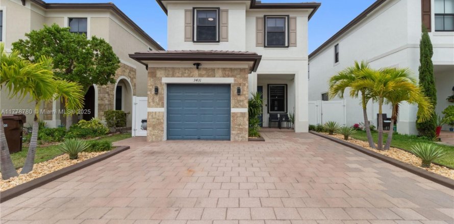 House in Hialeah, Florida 4 bedrooms, 184.88 sq.m. № 1699206