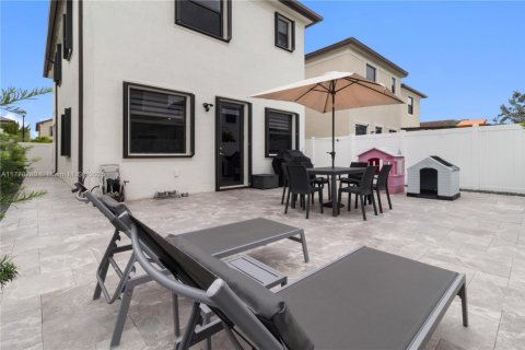 House in Hialeah, Florida 4 bedrooms, 184.88 sq.m. № 1699206 - photo 23