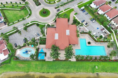 House in Hialeah, Florida 4 bedrooms, 184.88 sq.m. № 1699206 - photo 26