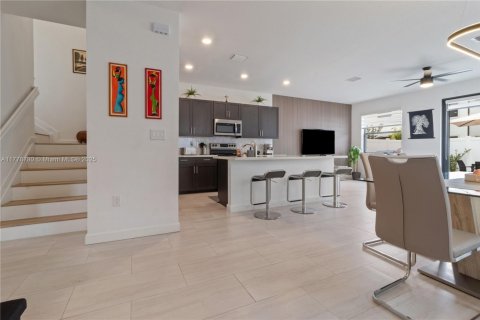 House in Hialeah, Florida 4 bedrooms, 184.88 sq.m. № 1699206 - photo 12