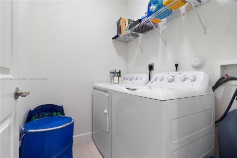 House in Hialeah, Florida 4 bedrooms, 184.88 sq.m. № 1699206 - photo 18